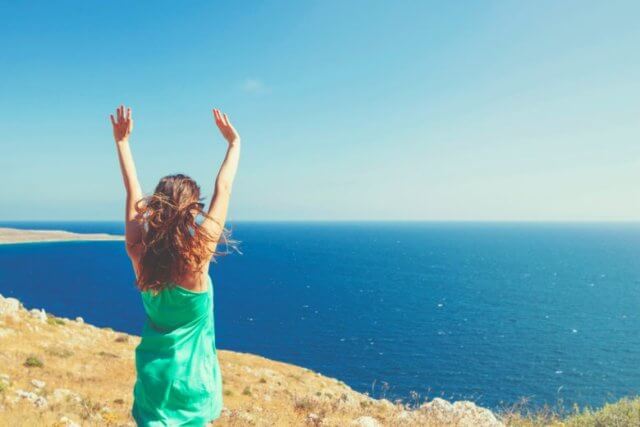 手を挙げる女性