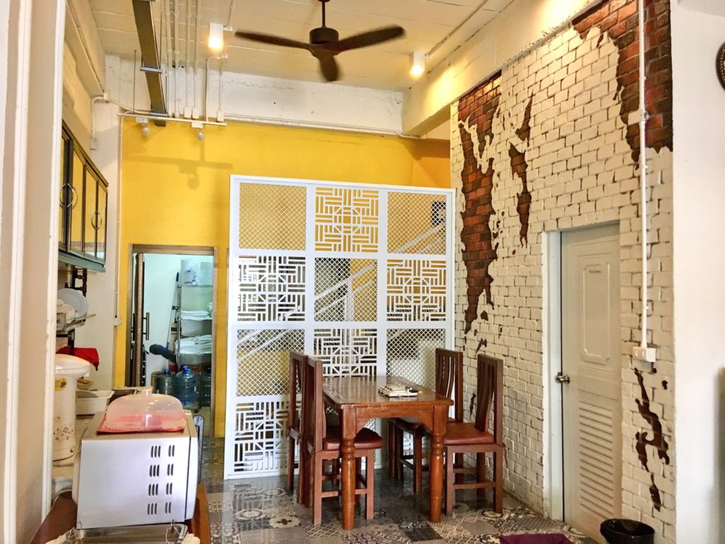 シノホステルアットカタ